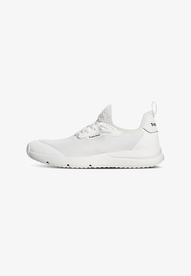 Chaussure de sport basse blanche avec dessus en mesh, fermeture à lacets et logo "Tropicfeel" sur le côté et la languette du talon.