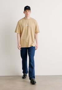 HUGO NALONO - Print T-shirt - beige nine