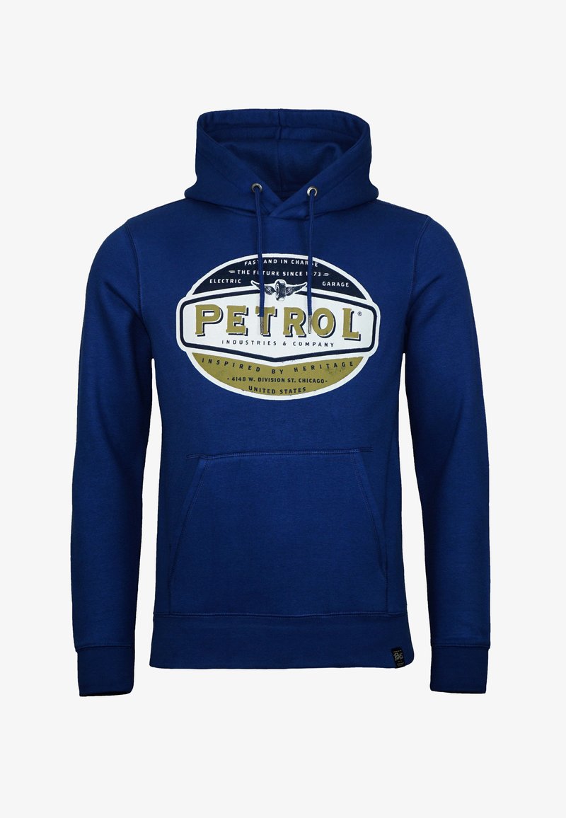 Blaues Hoodie aus einem Baumwollmischgewebe mit Kapuze mit Kordelzug, Fronttasche und einem runden "PETROL"-Logo in Gelb und Weiß auf der Brust.