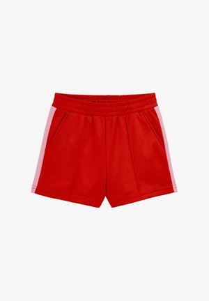 Czerwone krótkie spodenki sportowe z różowymi pasami po bokach, elastycznym pasem i przednimi kieszeniami, zaprojektowane do noszenia na co dzień lub podczas uprawiania sportu.