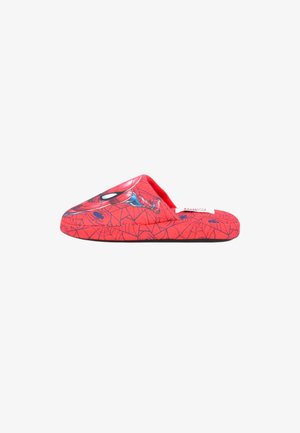 Pantofole in stoffa rossa con design imbottito che presenta Spider-Man e motivi di ragnatela. Profilo basso con suola in gomma nera.