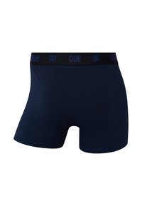Marineblå herreboxershorts lavet af blødt stof med en bred sort elastik i taljen med CR7-logo i blå tekst.