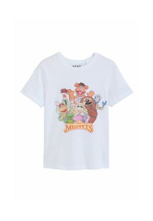 Hvid T-shirt med korte ærmer med farverig grafik af syv Muppets-figurer og "The Muppets"-logo foran.