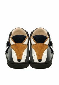 Scarpe in pelle nera con design a volpe, dotate di accenti color beige e bianco, texture in suede e cinturini regolabili ai lati.