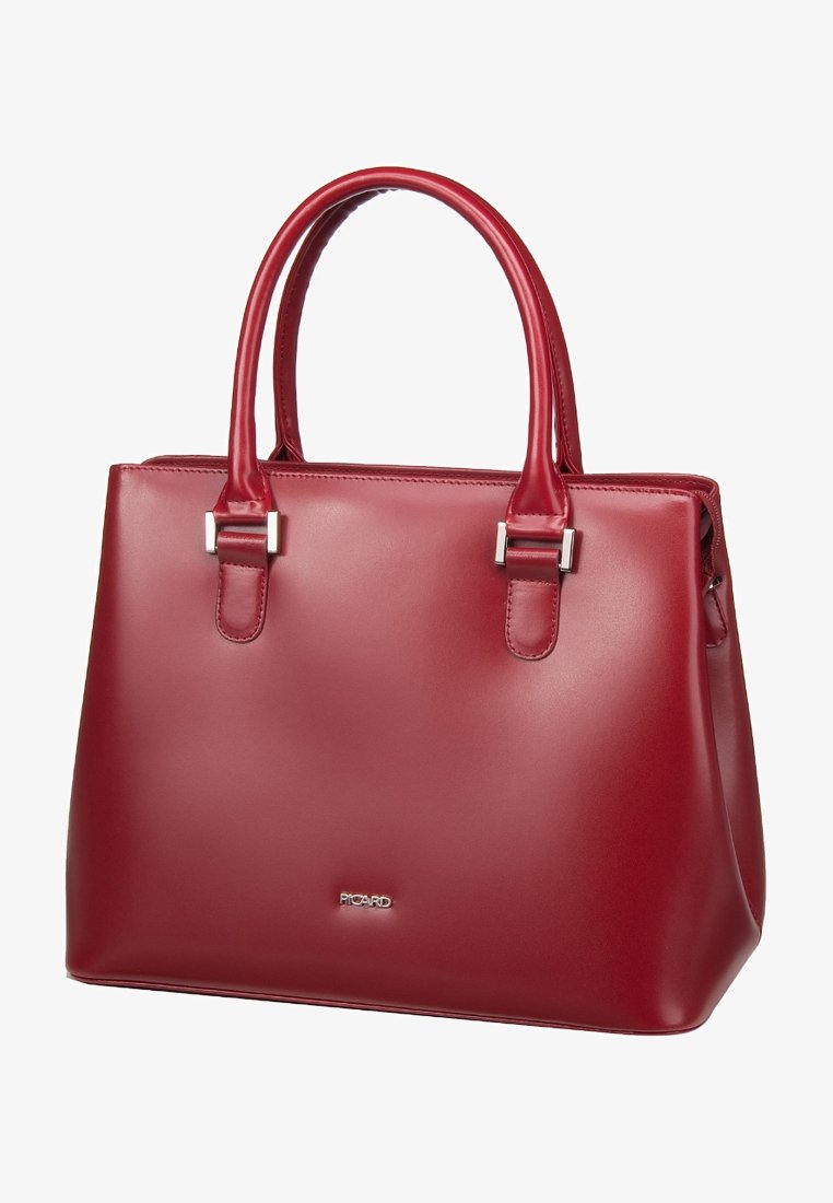 Rode leren handtas met een gladde textuur, gestructureerde vorm, twee handvatten en zilverkleurige accenten. Logo zichtbaar aan de voorkant.