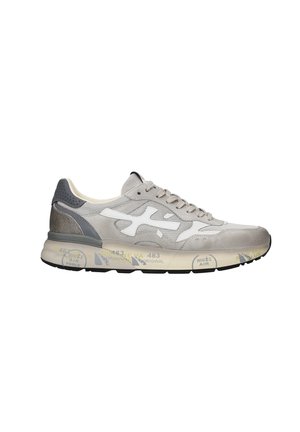 Lichtgrijze suède en mesh sneaker met wit logo, gevoerde kraag, vetersluiting aan de voorkant en een beige zool met gedrukte blauwe en gele tekstdetails.