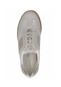 Baskets en cuir blanc avec des accents beige et des panneaux texturés. Caracteristiques : lacets plats, bout rond et un détail de talon légèrement métallique.