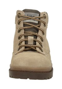 Tan suède veterschoen met bruine gedessineerde veters, gevoerde mesh-tong en dikke donkerbruine rubberen zool, gezien van voren.