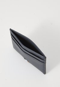 Juodas odinis piniginė su tekstūruotu paviršiumi, suprojektuota su keliomis kortelių kišenėmis ir atvira dalimi gryniesiems pinigams ar čekiams.