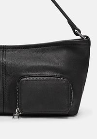 Schwarze Ledertasche mit einer glatten Textur und einer Reißverschlusstasche auf der Vorderseite. Verfügt über einen dünnen Schultergurt und Nahtdetails.