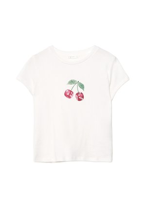 Witte katoenen T-shirt met een rood kersenafbeelding en groene bladeren, korte mouwen en een ronde halslijn. Zachte textuur, casual ontwerp.