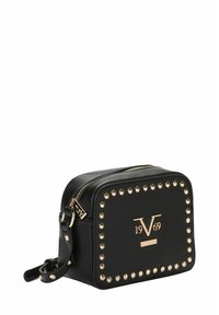 Černá kožená taška přes rameno se zlatými cvočky, obdélníkového tvaru, se zavíráním na zip a logem obsahujícím "1969" a "Italia".