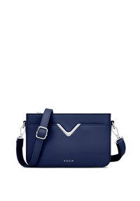 Námořnická modrá kožená crossbody taška se stříbrnými detaily, strukturovaný design, nastavitelné popruhy a embosované logo na přední straně.