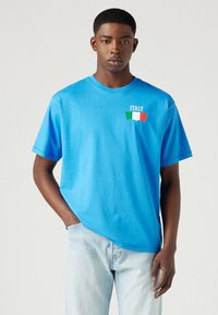 Levi's® FOOTBALL FAN TEE UNISEX - Marškinėliai su spaudiniu - super sonic