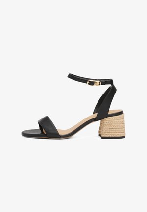 Sandale noire à bout ouvert avec bride à la cheville, boucle dorée et talon bloc épais recouvert de corde tressée.