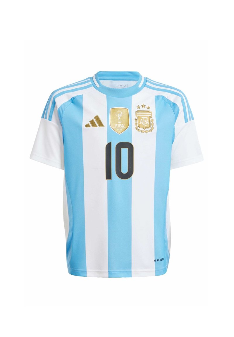 Camiseta de fútbol a rayas azul claro y blanca con mangas cortas. Presenta un número "10" en negro, el logo de Adidas y los emblemas de FIFA/AFA en dorado.