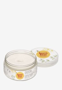 Burt's Bees Mama næringsrik magebalsam i en klar krukke. Hvit kremet tekstur, merket med gule og grønne detaljer med bier og blomster.
