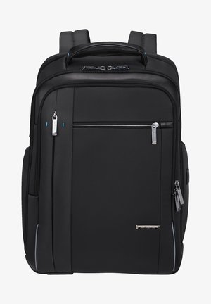 Schwarzer Rucksack aus strukturiertem Material, mit einer vorderen Reißverschlusstasche, doppeltem Reißverschluss, gepolsterten Schultergurten und reflektierenden Akzenten.