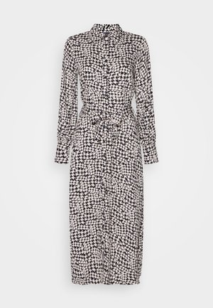 Dlouhé šaty na knoflíky s vzorem houndstooth v černé a krémové barvě. Mají zavázaný pas a dlouhé rukávy, vyrobené z lehkého materiálu.