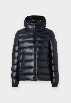 Jachetă căptușită de culoare bleumarin cu fermoar frontal, două buzunare laterale cu fermoar, mansete ajustabile și guler căptușit înalt cu nasturi tip snap.