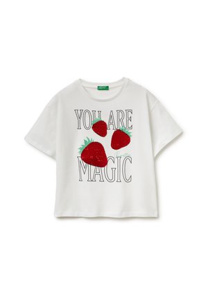 Bílé tričko s krátkými rukávy s třemi červenými třpytivými jahodami a černým nápisem "YOU ARE MAGIC" na přední straně.