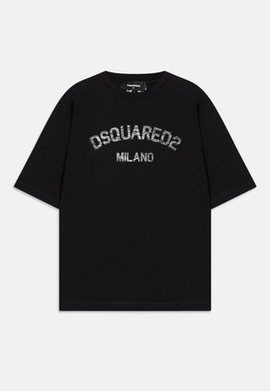 T-shirt nera a maniche corte con "DSQUARED2 MILANO" stampato in lettere bianche invecchiate sul petto.