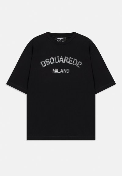 Zwarte T-shirt met korte mouwen, met "DSQUARED2 MILANO" in verweerde witte letters over de borst gedrukt.