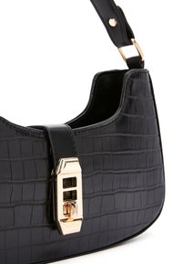 Borsa a spalla nera in finta pelle con texture a coccodrillo, accessori in tonalità oro e chiusura a fibbia rettangolare. Accenti lisci sulla tracolla.