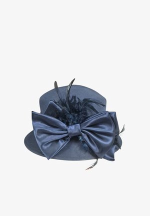 Sombrero azul marino con ala ancha, acabado satinado, gran lazo y detalles de plumas en la parte delantera. Diseño estructurado con textura suave.