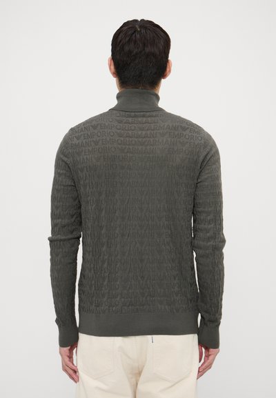 Maglione verde scuro con texture e motivo a logo in rilievo. Caratterizzato da un collo alto e polsini a coste. Vestibilità casual con maniche lunghe.