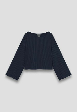 Marineblauwe geribbelde cropped top met lange klokmouwen en een ronde halslijn. De textuur is zacht en gedetailleerd met een subtiel patroon.