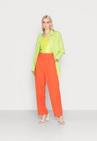 ARKET SHIRT - Blusa com botões - green