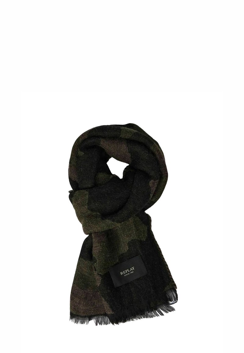 Sciarpa a motivo verde e nero, realizzata in tessuto morbido, con estremità sfrangiate e un'etichetta nera con testo bianco su un lato.