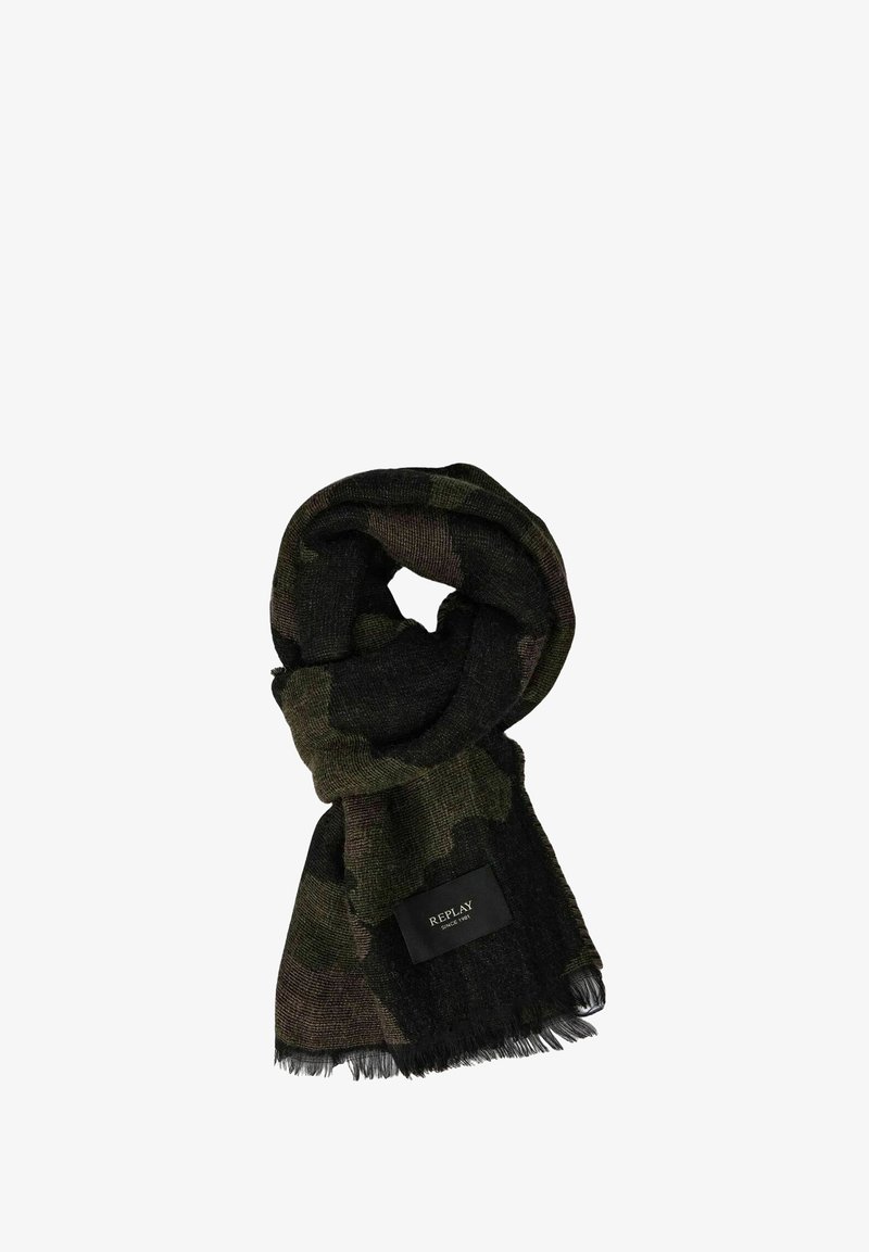 Sciarpa a motivo verde e nero, realizzata in tessuto morbido, con estremità sfrangiate e un'etichetta nera con testo bianco su un lato.