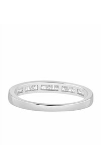 Anillo plateado con una superficie lisa y pulida, que presenta una fila de piedras transparentes incrustadas. Diseño de banda redondeada, estilo minimalista, sin adornos.