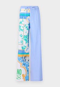 Vidde bukser med et blandet design: den ene siden har blomster mønstre i blå, grønn og gul, mens den andre siden er i lyseblå stripete stoff.