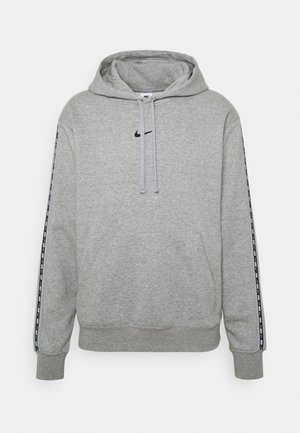 Hellgrauer Nike Hoodie mit schwarzem Logo auf der Brust, Kordelzugkapuze, Kängurutasche und schwarz-weißem Markenband entlang der Ärmel.