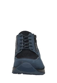 Dunkelblaue Sneaker mit Obermaterial aus Wildleder und strukturiertem synthetischen Material, ausgestattet mit Schnürsenkeln und einem seitlichen Reißverschluss, runder Zehenpartie und Gummisohle mit Rillen.