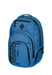 Modrá batoh vyrobený z texturované tkaniny, s černými akcenty, velkou přední kapsou a stylizovaným logem. Na vrchu je diamantový výlisek.