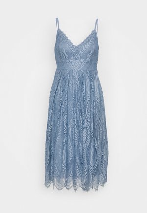Niebieska sukienka midi z koronką, na cienkich ramiączkach, dopasowanym górnym partem i falbanowym dołem z kwiatowymi i liściastymi wzorami.