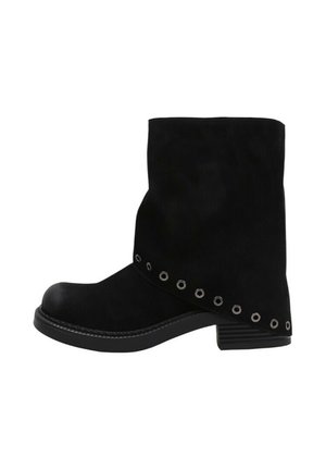Botte en daim noir montant jusqu'au milieu du mollet, avec talon bas empilé et œillets métalliques décoratifs le long d'une sangle angulée.