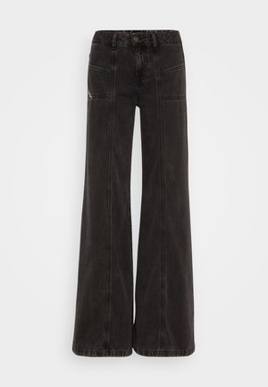 Jeans de pierna ancha negros, elaborados en denim, con una cintura alta, bolsillos frontales y costuras tonales a lo largo de las costuras.
