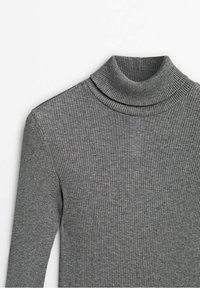 Pull à col roulé en maille côtelée grise avec manches longues, présenté à plat sur un fond blanc.