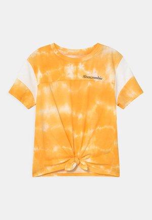 Pomarańczowo-biała koszulka z krótkim rękawem w stylu tie-dye z przednim węzłem i małym logo "Abercrombie" na piersi.