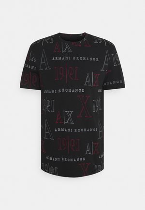 T-shirt noir à manches courtes avec motifs de texte répétitifs "Armani Exchange," "AX," et "1991" en rouge et blanc sur le tissu.