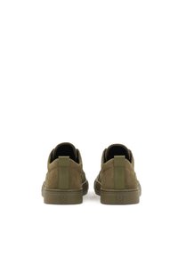 Grüne Wildledersneaker mit niedrigem Profil, Gummisohle und gesteppten Details. Sie verfügen über eine Schlaufe an der Ferse für einfaches Anziehen.