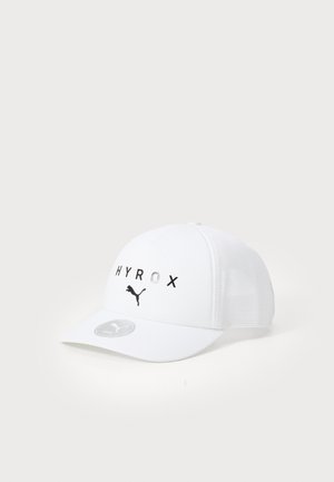 Valkoinen verkkokangaslakki, jossa on kaareva lippa. Edessä musta "HYROX" -teksti ja musta Puma-logo. Tyylikäs ja urheilullinen muotoilu.