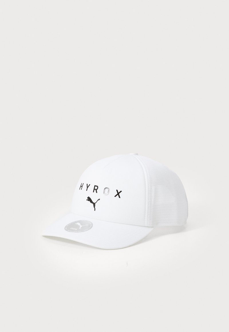 Hvit cap laget av netting med en buet skygge. Har svart "HYROX" bokstaver og en svart Puma-logo foran. Strømlinjeformet, sporty design.