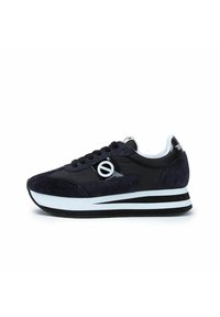 Marineblauwe suède en textielsneaker met zwarte accenten, witte tussenzool en gestreepte zool. Heeft een ronde logo op de zijkant en zwarte veters.