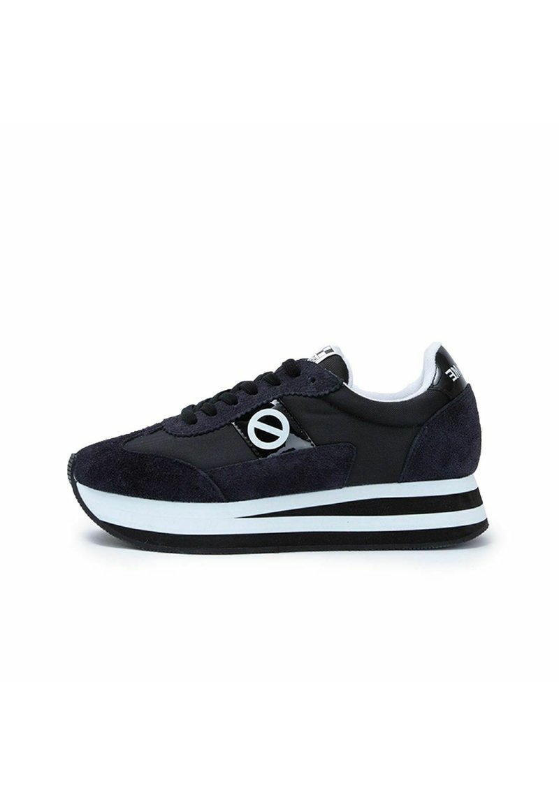 Marineblauwe suède en textielsneaker met zwarte accenten, witte tussenzool en gestreepte zool. Heeft een ronde logo op de zijkant en zwarte veters.